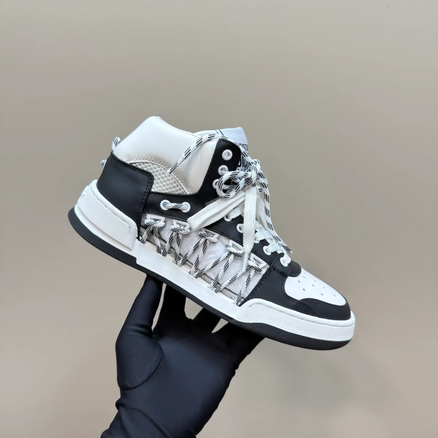 👟👟Ex-factory price 580👟👟 New in the 2025 series, this Dior, C'est sneaker shows eye-catching and fashionable style. Carefully crafted, the hollow design on the side of the upper is super fashionable, and the details also add a touch of elegance. The lightweight two-tone sole offers exceptional comfort and sporty style. Can add a stylish touch to any casual look. The tongue and sole are decorated with Christian Paris logo, and Niu Jing is designed with cowhide leather. Women's size 35-40 (customized to 40)